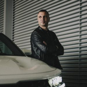 Champion international de la World Boxing Federation, Bilel Latreche est désormais l’ambassadeur officiel de Kia sur le territoire, convaincu notamment par la dimension sportive assumée