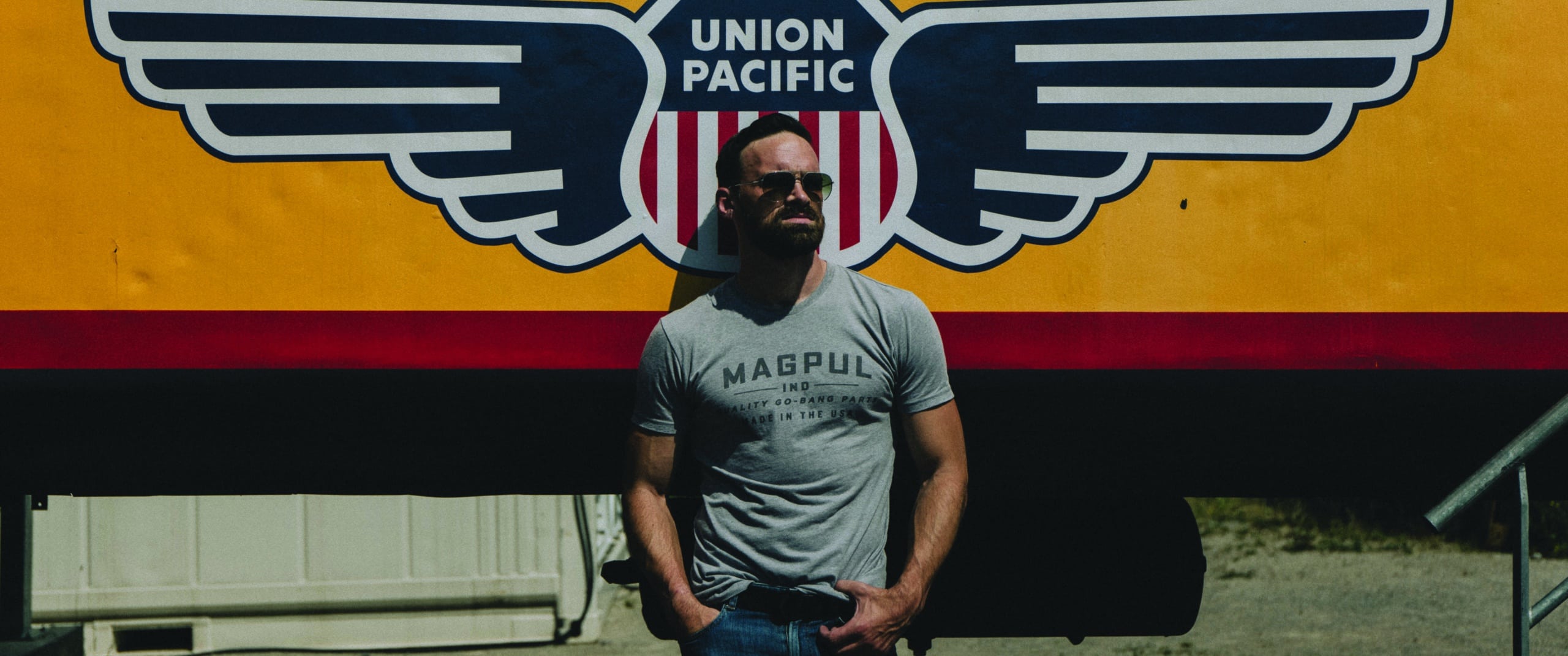 Il est sans conteste devenu l’artiste dijonnais le plus connu de France. Si sa notoriété a largement dépassé nos frontières depuis le carton international du film Balle perdue diffusé sur Netflix, notre homme n’oublie pas d’où il vient. Au point de revendiquer sa « Dijonnitude ». Un bel ambassadeur pour notre capitale bourguignonne, mais aussi du groupe Savy dont il porte les couleurs depuis deux ans. C’est entre deux tournages qu’il s’est prêté l’été dernier, pour Monsieur en Bourgogne, au jeu d’un road trip en plein cœur de sa Bourgogne adorée.