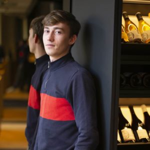 À la fois boutique, cave et espace de dégustation, le 20 by La Cloche a ouvert ses portes en septembre. Cent cinquante références soigneusement sélectionnées par Charles-Antoine Musitelli, un sommelier qui, à seulement 24 ans, a déjà de la bouteille.