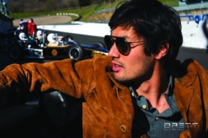 Plus qu’un style de montures, c’est un art de vivre que prône la marque Brett. Entre élégance et virilité, leurs lunettes au style néo-vintage proposent un véritable voyage temporel dans l’univers du cinéma et de la mécanique des années 1970.