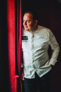 Chef étoilé du Mont-Joly à Sampans, près de Dole, Romuald Fassenet est le coach du Team France pour les Bocuse D’Or. Un passionné de partage et de transmission qui avait déjà accompagné les équipes du Japon et de l’Australie auparavant.