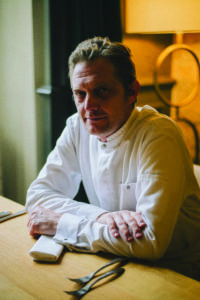 Propriétaire du magnifique Château de Saulon, Thierry Goux rêvait de revenir en Bourgogne. « J’y avais séjourné pendant mes études. L’opportunité s’est présentée en 2017 avec le rachat du château. Je suis heureux d’y célébrer désormais notre art de vivre. » Rencontre.