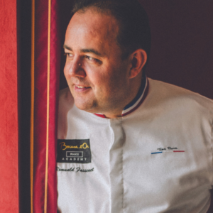 Chef étoilé du Mont-Joly à Sampans, près de Dole, Romuald Fassenet est le coach du Team France pour les Bocuse D’Or. Un passionné de partage et de transmission qui avait déjà accompagné les équipes du Japon et de l’Australie auparavant.