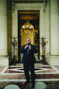 Représentant personnel du président de la République pour la gastronomie, l’alimentation et les arts culinaires. Pas mal non ? C’est en plein cœur de l’Assemblée nationale que Guillaume Gomez nous a reçu pour notre nouvel épisode DS Store – Bocuse d’Or.