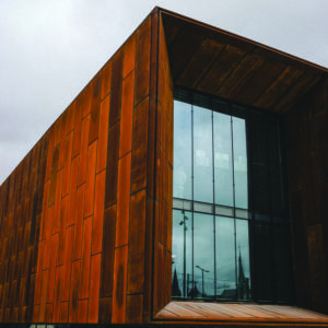 Dernière ligne droite pour la Cité internationale de la gastronomie et du vin, qui ouvrira au printemps prochain au cœur de Dijon, sur le site de l’ancien hôpital général. Un équipement culturel de dimension internationale qui va renforcer l’attractivité touristique de la capitale régionale. Et dont l’effet se fait déjà sentir puisque sa présence est l’un des atouts qui ont convaincu l’Organisation internationale du vin d’implanter son siège à Dijon.