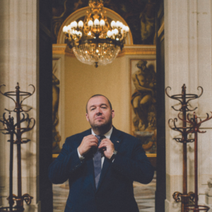 Représentant personnel du président de la République pour la gastronomie, l’alimentation et les arts culinaires. Pas mal non ? C’est en plein cœur de l’Assemblée nationale que Guillaume Gomez nous a reçu pour notre nouvel épisode DS Store – Bocuse d’Or.
