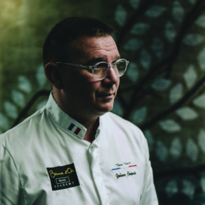 C’est le coach technique de l’équipe des Bocuse d’Or, « le co-pilote » comme il aime à le rappeler. Amoureux de la Bourgogne, Yohann Chapuis se distingue depuis des années pour la cuisine raffinée qu’il propose dans son restaurant La Greuze à Tournus.