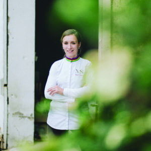 Championne du monde des arts sucrés en 2018, Marie Simon est une jeune prodige de 27 ans qui porte haut et fort les couleurs de la team France au Bocuse d’Or. Installée à Beaune depuis fin 2020, cette hyperactive des cuisines propose des pâtisseries tout en finesse. Un délice pour les yeux comme pour le palais.