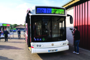 Auxerre roule pour l’hydrogène. Les premiers bus urbains utilisant cette énergie circulent sur le réseau Léo depuis le mois de septembre. EDF et sa filiale Hynamics sont aux manettes de la station de production d’hydrogène de la Turgotine, la plus puissante de France, première pierre d’un écosystème local autour de cette énergie d’avenir porteuse d’innovations.