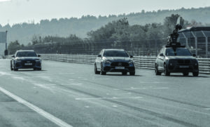 Les émissions automobiles aiment se promener à travers les belles régions françaises. Dont la Bourgogne, qui présente, pour les productions, de beaux arguments : sa proximité avec Paris, ses richesses patrimoniales, la variété de ses paysages et l’incontournable circuit de Prenois. Les équipes de Top Gear se sont laissés séduire et nous ont laissé nous glisser derrière la caméra pour assister aux tournages en coulisse.