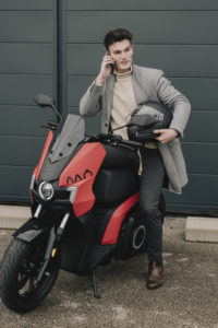 Signe des temps, on a besoin d’être partout et vite. Mais ce qu’on aime aussi, c’est rouler intelligent et avoir le choix. Alors, quand la concession DB Auto de Chenôve nous a parlé de sa nouvelle offre mobilité Seat Move, nous avons sauté sur l’occasion pour la faire tester à notre journaliste Quentin Scavardo. Un pack trois en un, incluant une voiture, un scooter et une trottinette électrique.